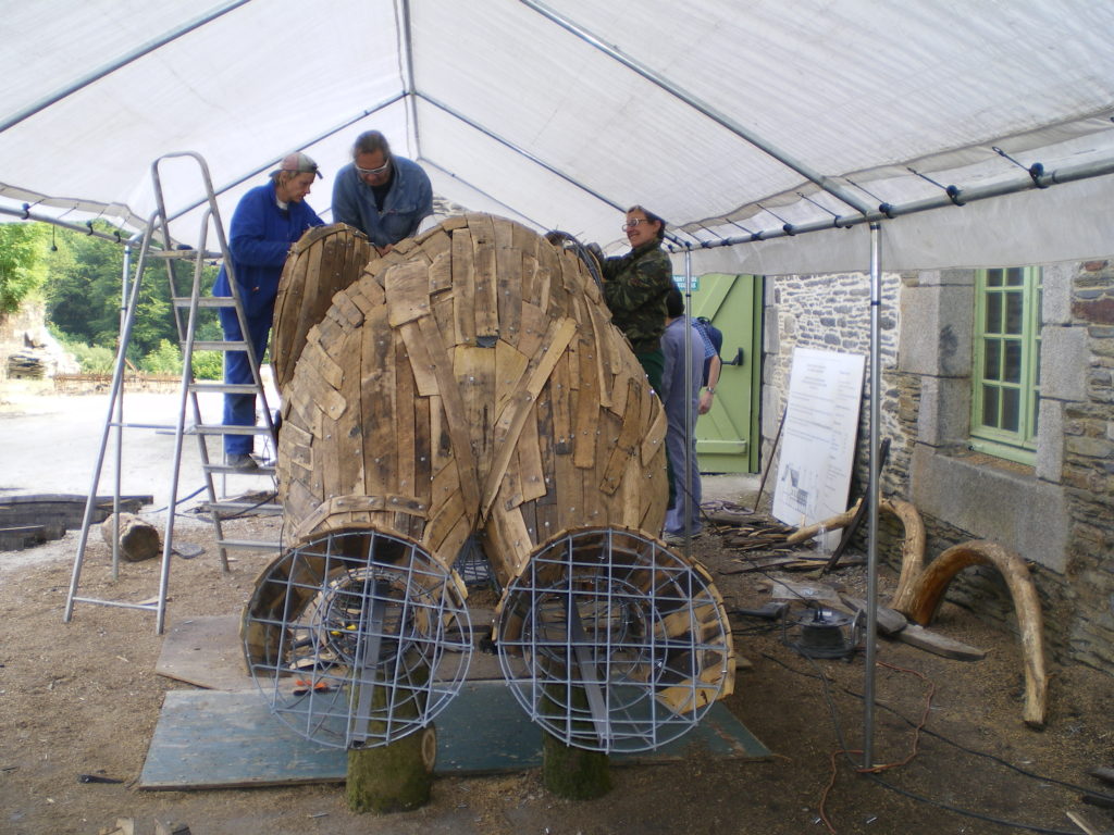 Building “Oliphant”, a work of art by Andries Botha, during the Symposium de sculptures in 2008