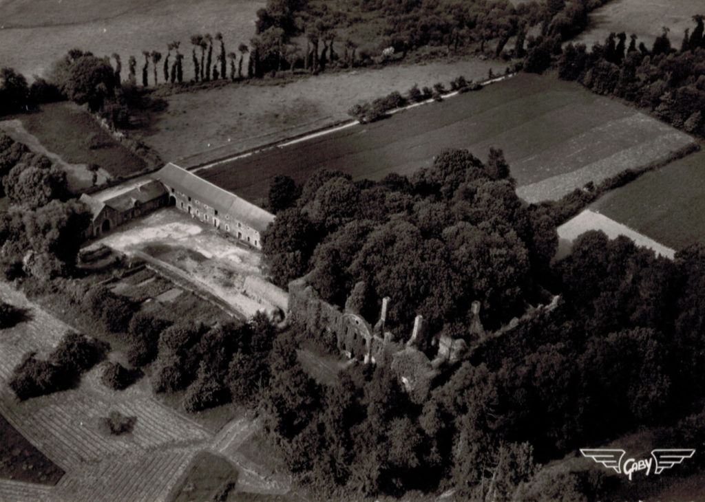 Vue aérienne de l’abbaye de Bon-Repos en 1962